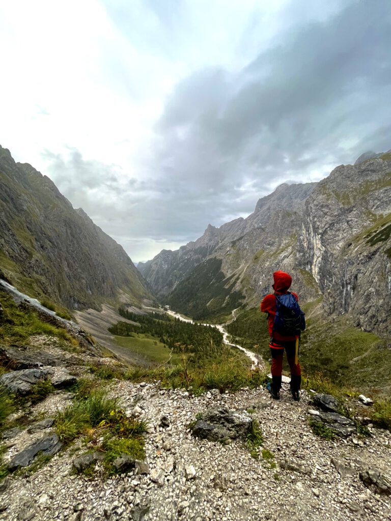 Wandern durch eine Bergschlucht – unterwegs in der Natur