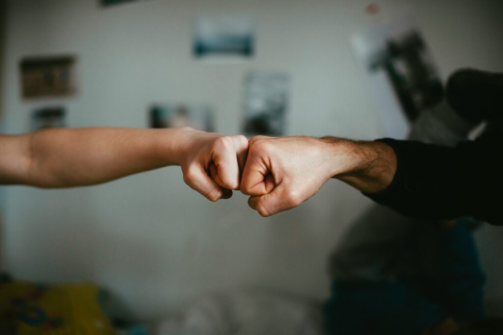 Fist Bump – Führung und Zusammenarbeit auf Augenhöhe